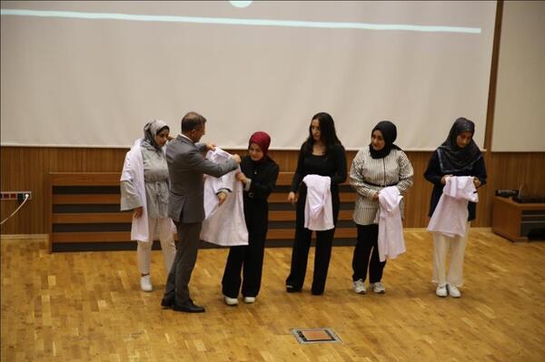 hemsirelik-ve-ebelik-bolum-ogrencilerimiz-onluklerini-giydi