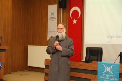 Op. Dr. Salih Selman Üniversitemizde öğrencilerle buluştu: Deneyimlerini paylaştı