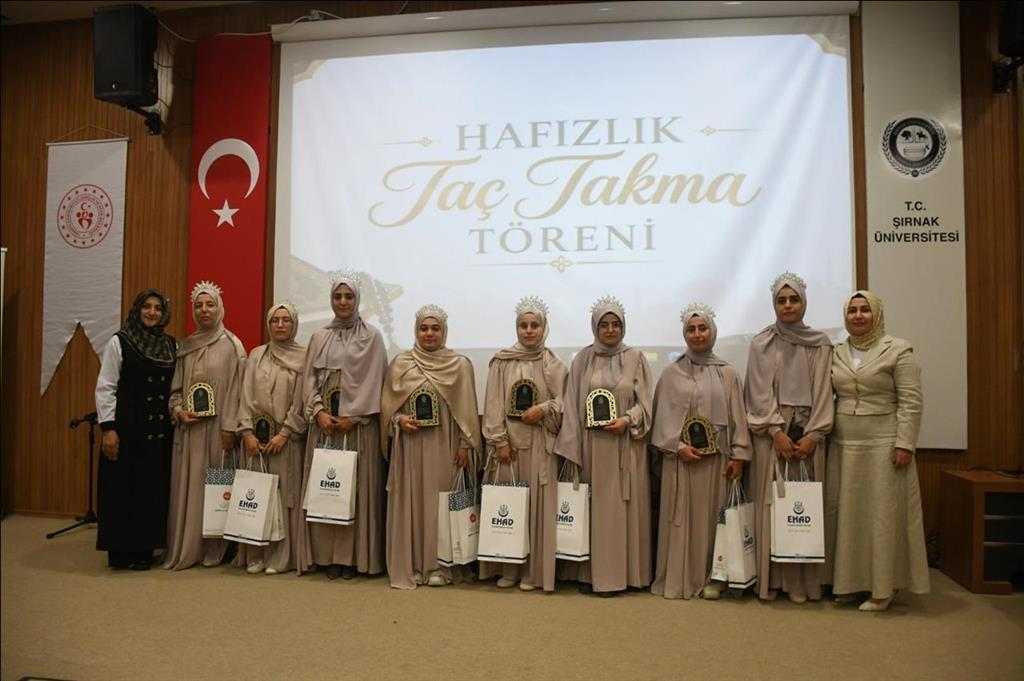 sirnak-universitesi-nde-hafizlik-gururu-8-ogrenci-icin-tac-giydirme-toreni-duzenlendi