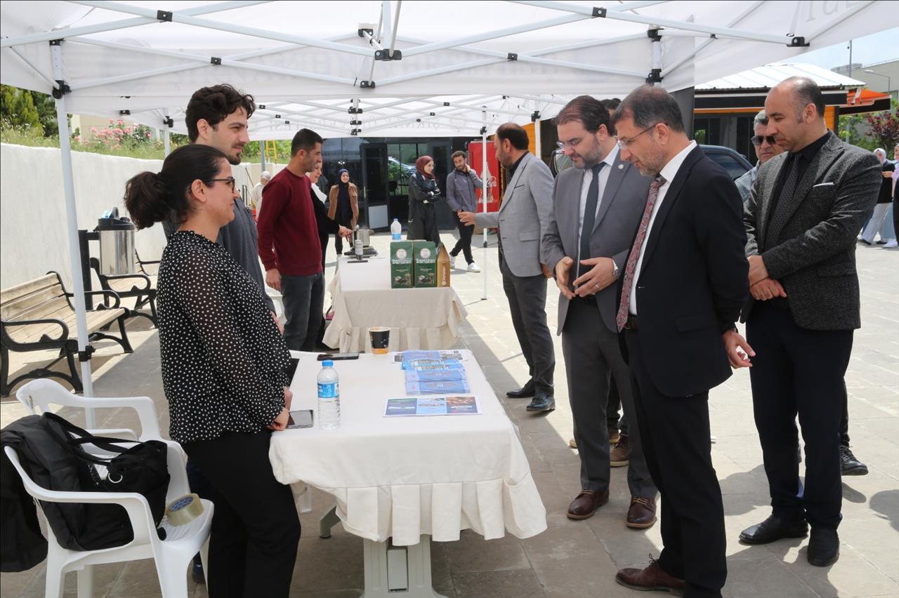 universitemizde-ogrencilerin-gelecek-planlamasina-destek-olacak-kariyer-fuari-duzenlendi